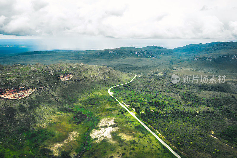 无人机俯瞰迪亚曼蒂纳Chapada Diamantina高地和乡村公路